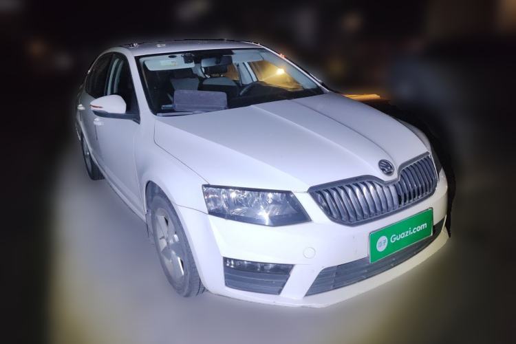 Used Skoda Octavia 2015 1.6L Automatic Eado Edition Front Right 45 Deg