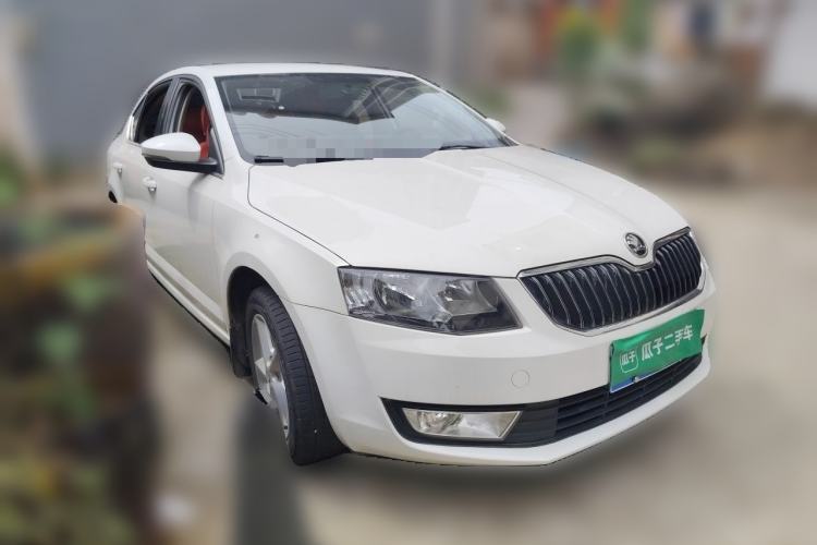 Used Skoda Octavia 2015 1.6L Automatic Yijie Edition Front Right 45 Deg