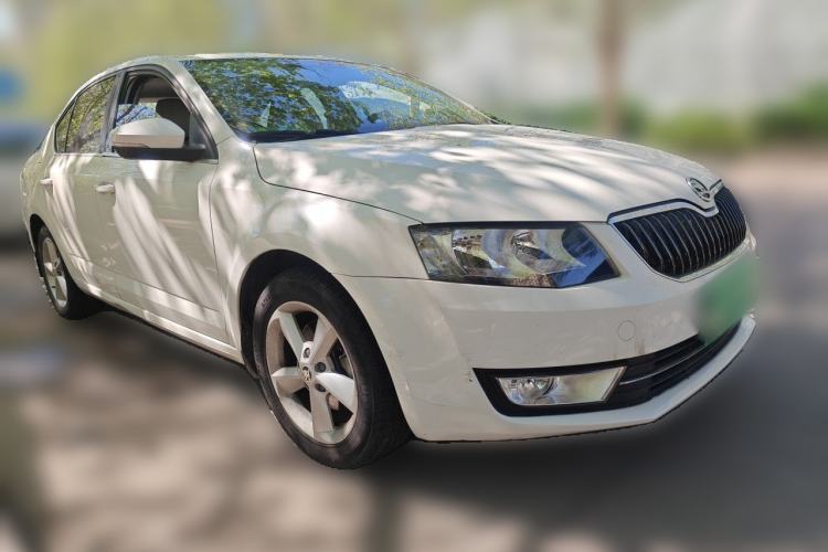 Used Skoda Octavia 2015 1.6L Manual Yijie Edition Front Right 45 Deg