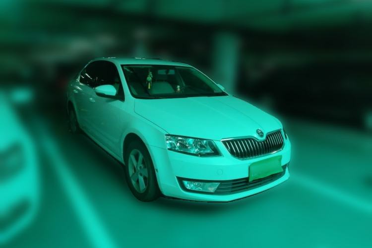 Used Skoda Octavia 2015 1.6L Automatic Yijie Edition Front Right 45 Deg