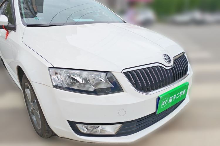 Used Skoda Octavia 2015 1.6L Automatic Yijie Edition Front Right 45 Deg