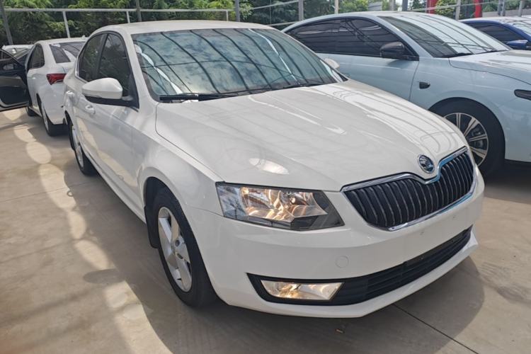 Used Skoda Octavia 2015 1.6L Automatic Yijie Edition Front Right 45 Deg