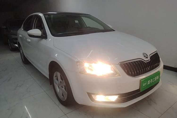 Used Skoda Octavia 2015 1.6L Automatic Yijun Edition Front Right 45 Deg