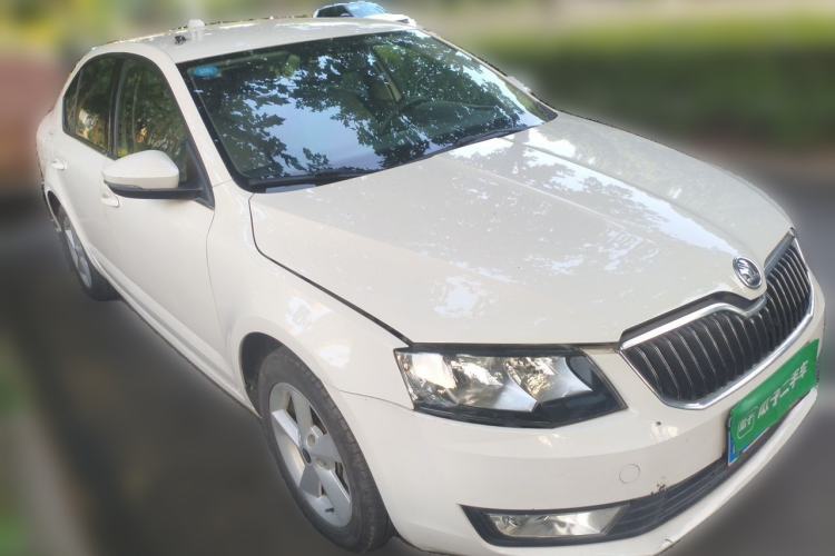 Used Skoda Octavia 2015 1.6L Automatic Yijie Edition Front Right 45 Deg