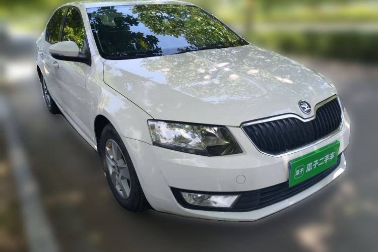 Used Skoda Octavia 2015 1.6L Manual Eado Edition Front Right 45 Deg