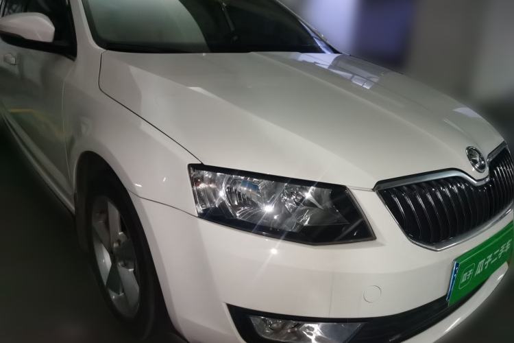 Used Skoda Octavia 2015 1.6L Automatic Yijie Edition Front Right 45 Deg