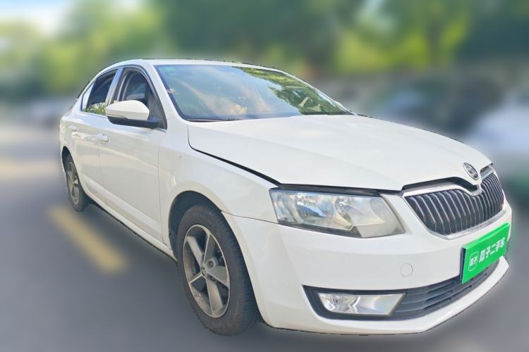 Used Skoda Octavia 2015 1.6L Automatic Yijie Edition Front Right 45 Deg