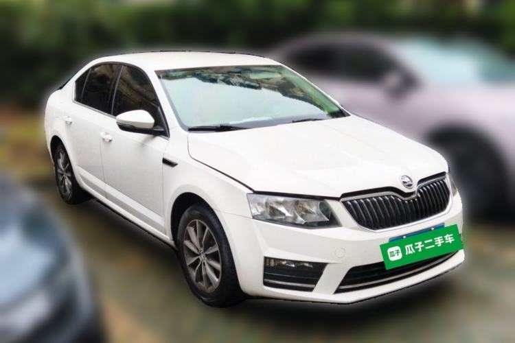 Used Skoda Octavia 2015 1.6L Automatic Yijie Edition Front Right 45 Deg