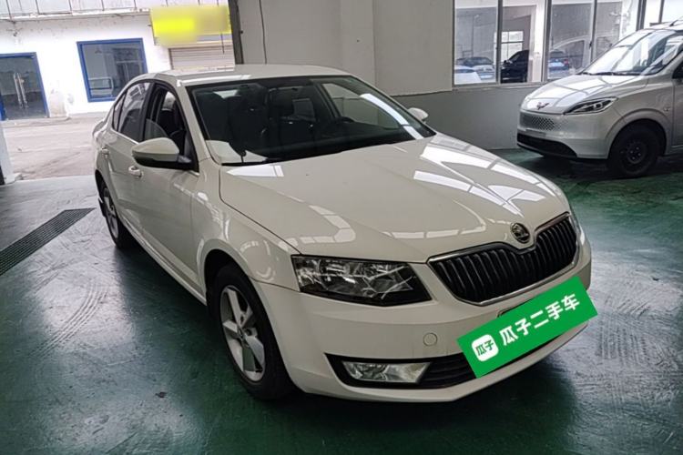 Used Skoda Octavia 2015 1.6L Automatic Yijie Edition Front Right 45 Deg