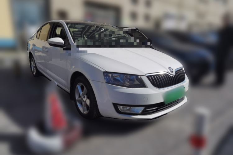 Used Skoda Octavia 2015 1.6L Automatic Yijun Edition Front Right 45 Deg