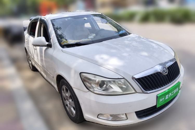 Used Skoda Octavia 2015 Classic Model 1.6L Automatic Elegance Edition Front Right 45 Deg