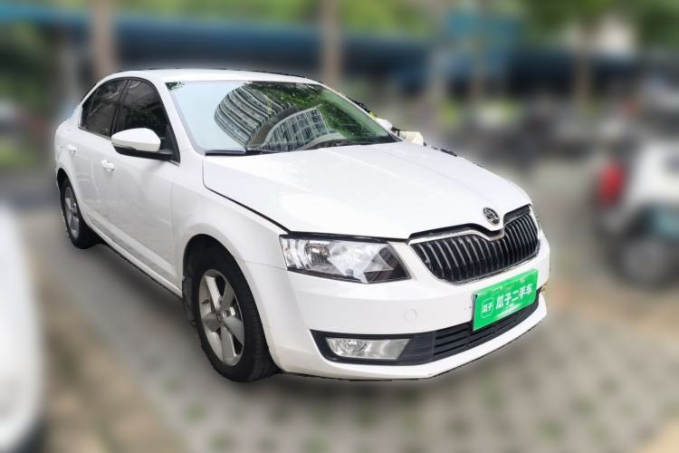 Used Skoda Octavia 2015 1.6L Automatic Yijie Edition Front Right 45 Deg