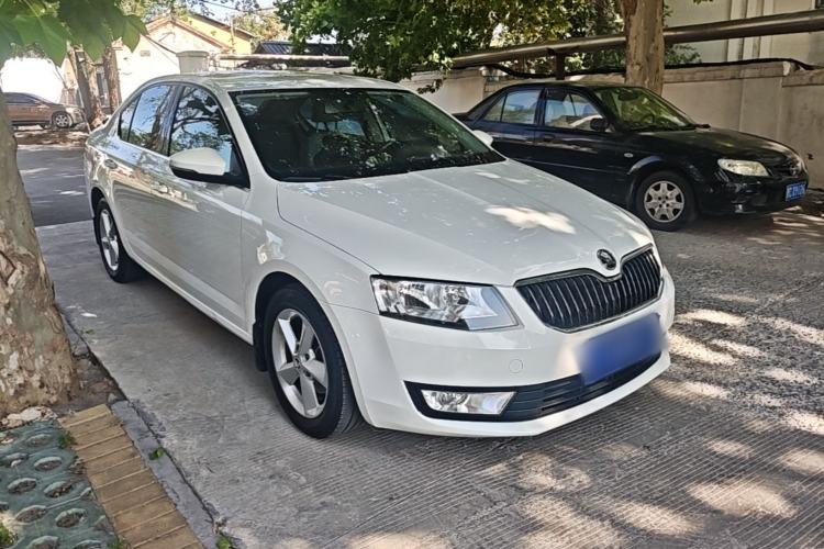 Used Skoda Octavia 2015 1.6L Manual Yijie Edition Front Right 45 Deg