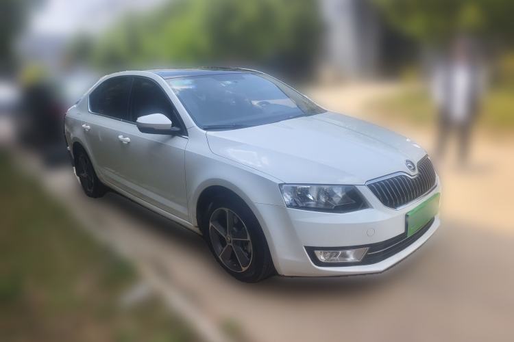 Used Skoda Octavia 2015 1.6L Manual Yijun Edition Front Right 45 Deg