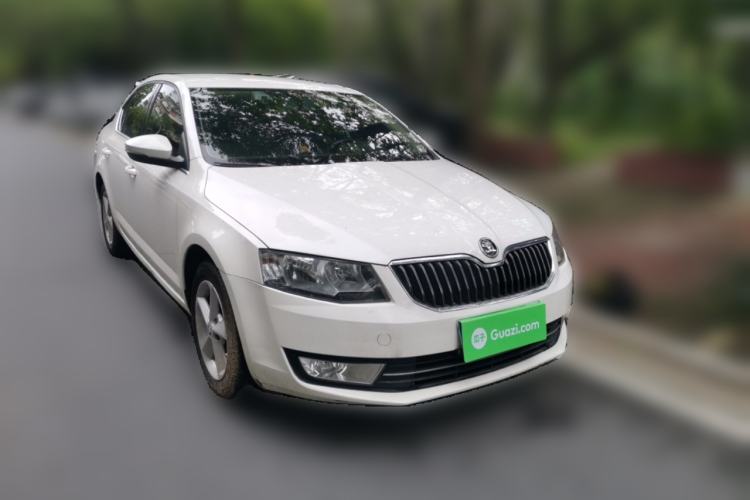 Used Skoda Octavia 2015 1.6L Automatic Yijie Edition Front Right 45 Deg