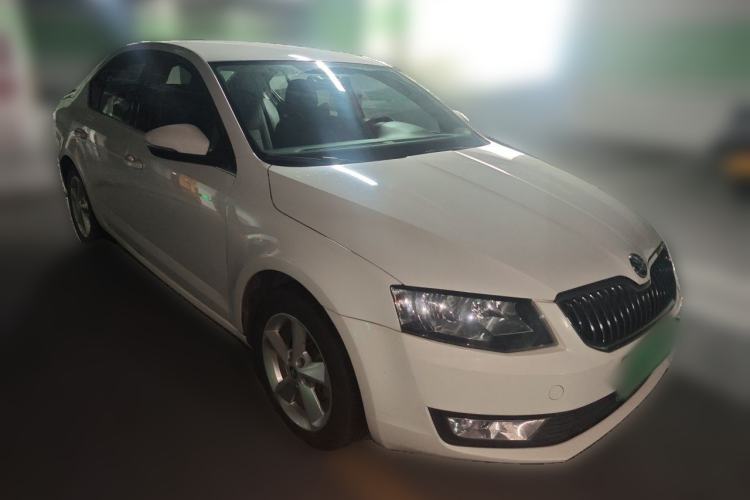Used Skoda Octavia 2015 1.6L Automatic Yijie Edition Front Right 45 Deg