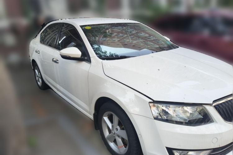 Used Skoda Octavia 2015 1.6L Automatic Yijie Edition Front Right 45 Deg