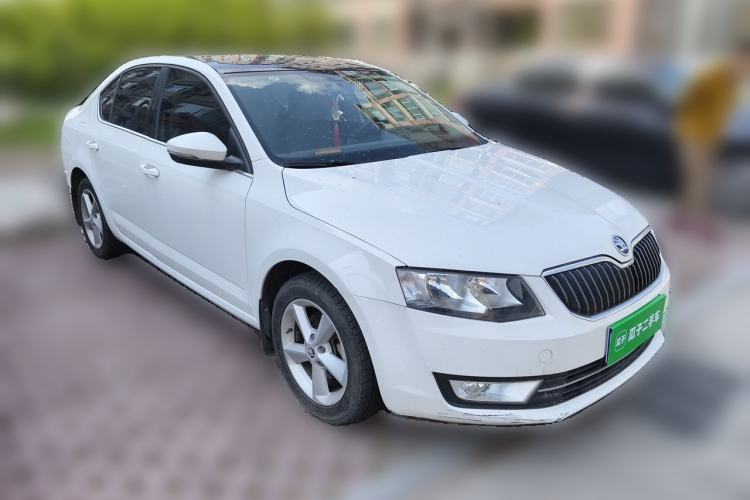 Used Skoda Octavia 2015 1.6L Automatic Yijun Edition Front Right 45 Deg