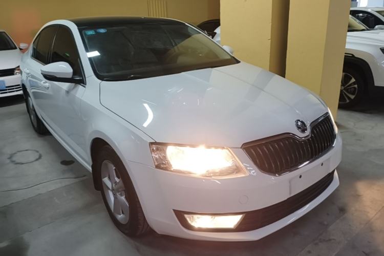 Used Skoda Octavia 2015 1.6L Automatic Yijie Edition Front Right 45 Deg