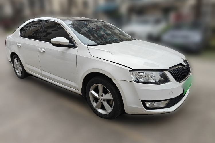Used Skoda Octavia 2015 1.6L Automatic Yijie Edition Front Right 45 Deg