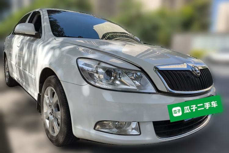 Used Skoda Octavia 2015 Classic Model 1.6L Manual Eado Version Front Right 45 Deg
