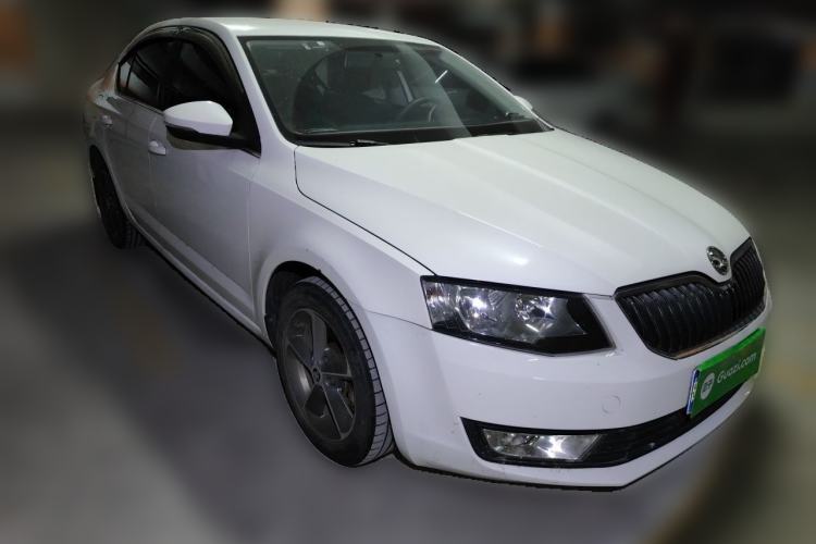 Used Skoda Octavia 2015 1.6L Manual Yijie Edition Front Right 45 Deg