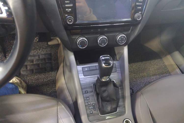 Used Skoda Octavia 2015 1.6L Automatic Yijun Edition Gear Lever