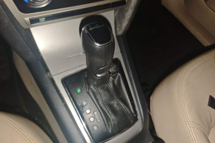 Used Skoda Octavia 2015 Classic Model 1.6L Automatic Yijie Version Gear Lever