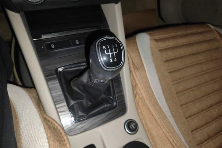 Used Skoda Octavia 2015 1.6L Manual Yijun Edition Gear Lever