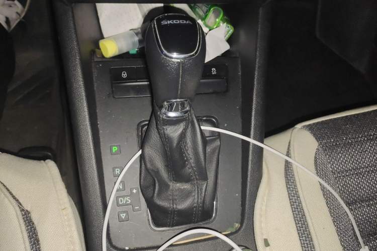 Used Skoda Octavia 2015 1.6L Automatic Eado Edition Gear Lever