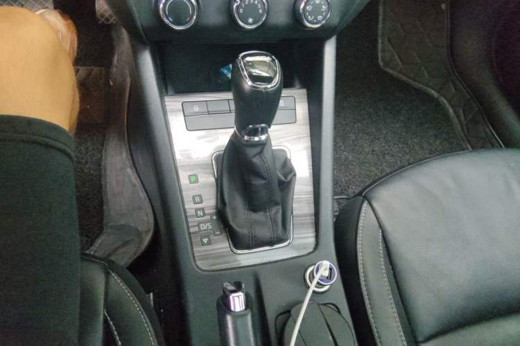 Used Skoda Octavia 2015 1.6L Automatic Yijun Edition Gear Lever