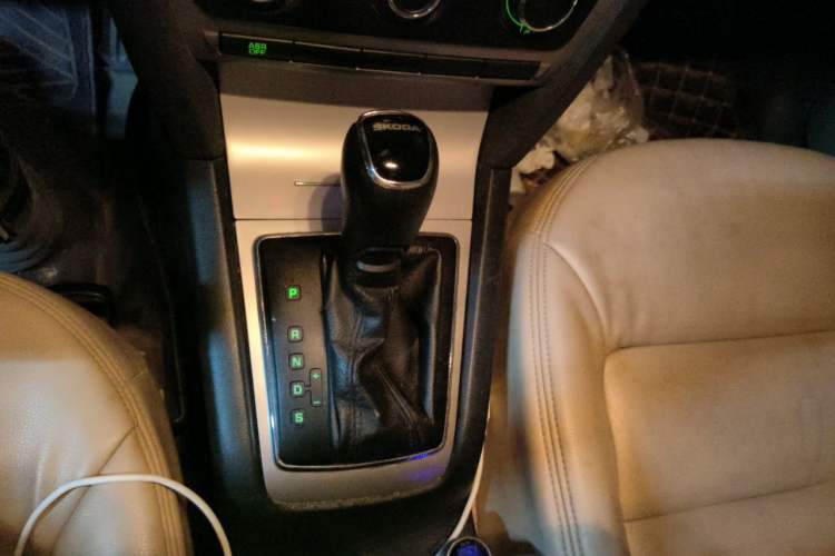 Used Skoda Octavia 2015 Classic Model 1.6L Automatic Elegance Edition Gear Lever