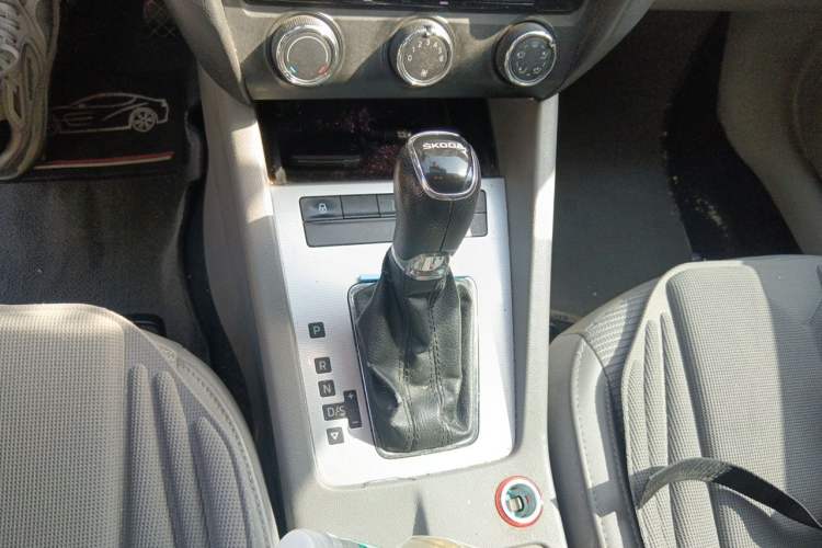 Used Skoda Octavia 2015 1.6L Automatic Yijie Edition Gear Lever