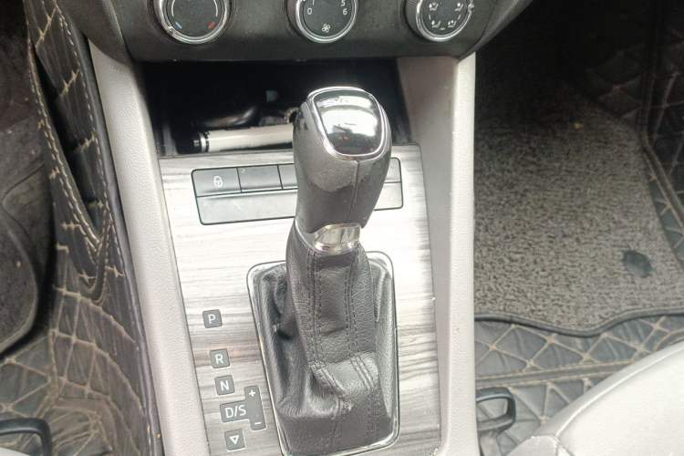 Used Skoda Octavia 2015 1.6L Automatic Yijie Edition Gear Lever