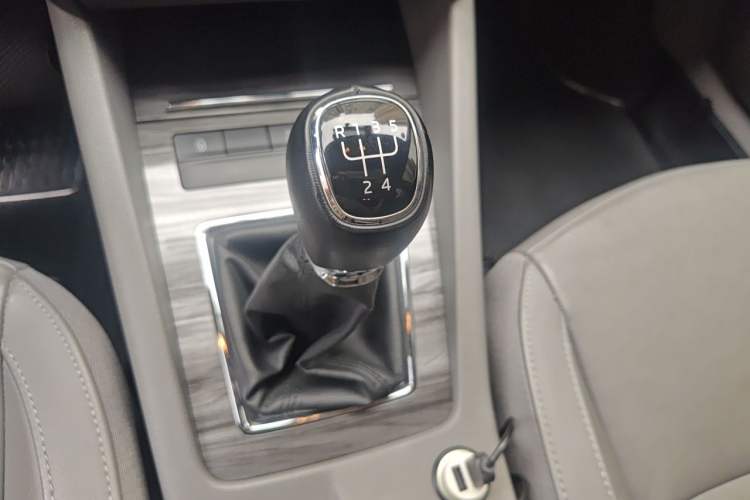 Used Skoda Octavia 2015 1.6L Manual Yijun Edition Gear Lever