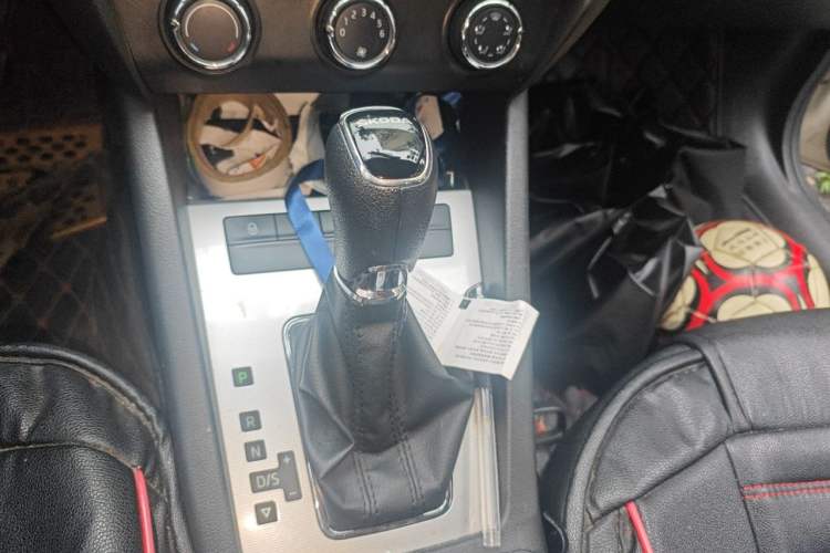 Used Skoda Octavia 2015 1.6L Automatic Yijie Edition Gear Lever
