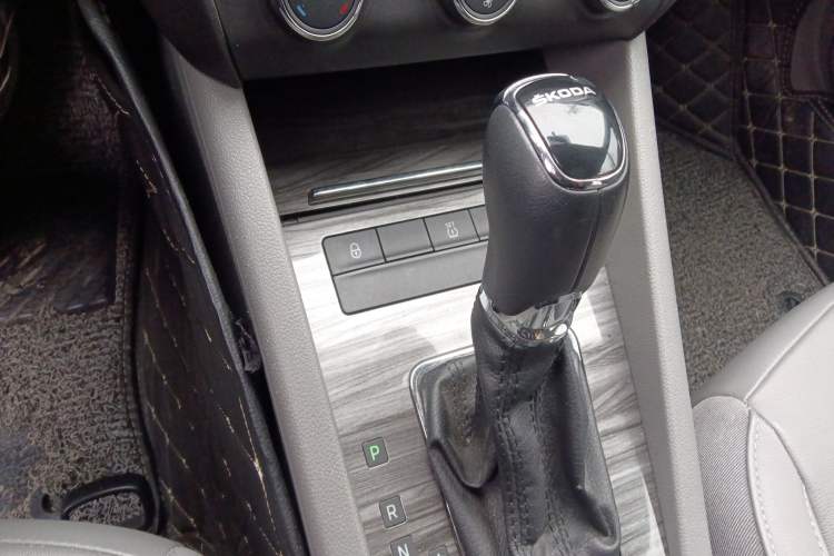 Used Skoda Octavia 2015 1.6L Automatic Yijun Edition Gear Lever