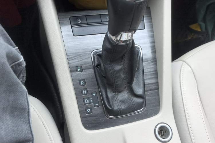 Used Skoda Octavia 2015 1.6L Automatic Yijun Edition Gear Lever