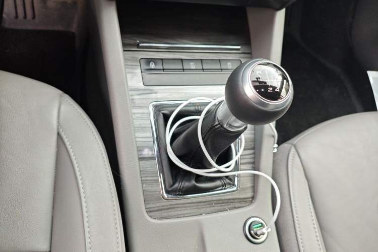 Used Skoda Octavia 2015 1.6L Manual Yijun Edition Gear Lever