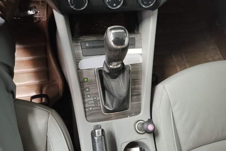 Used Skoda Octavia 2015 1.6L Automatic Yijun Edition Gear Lever
