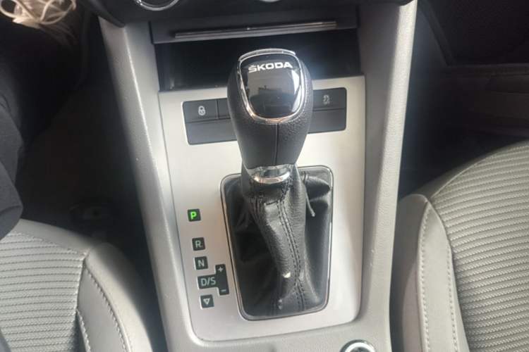 Used Skoda Octavia 2015 1.6L Automatic Yijie Edition Gear Lever