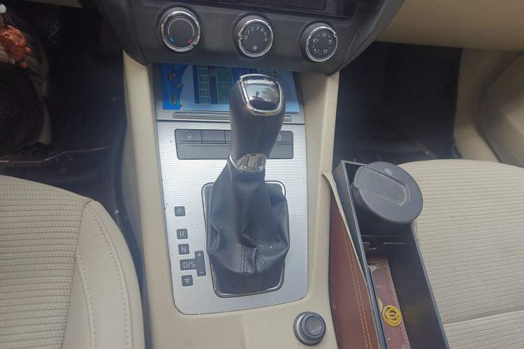 Used Skoda Octavia 2015 1.6L Automatic Yijie Edition Gear Lever