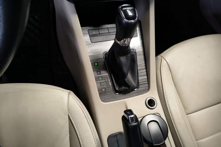 Used Skoda Octavia 2015 1.6L Automatic Yijun Edition Gear Lever