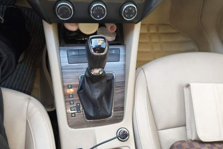 Used Skoda Octavia 2015 1.6L Automatic Yijie Edition Gear Lever