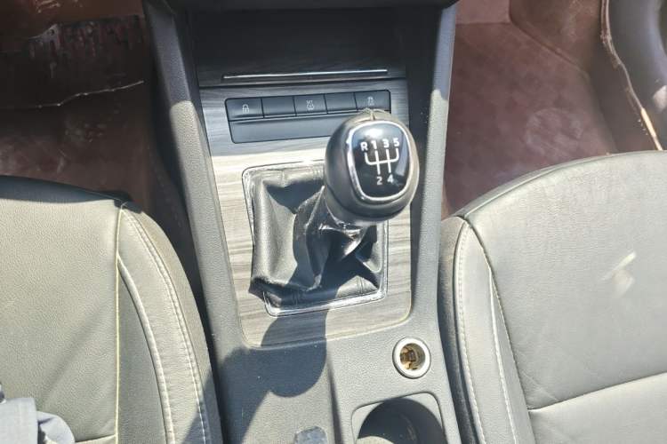 Used Skoda Octavia 2015 1.6L Manual Yijun Edition Gear Lever