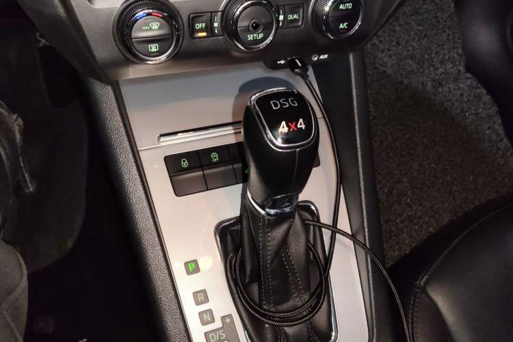 Used Skoda Octavia 2015 1.8T Yizhen Travel Edition Gear Lever