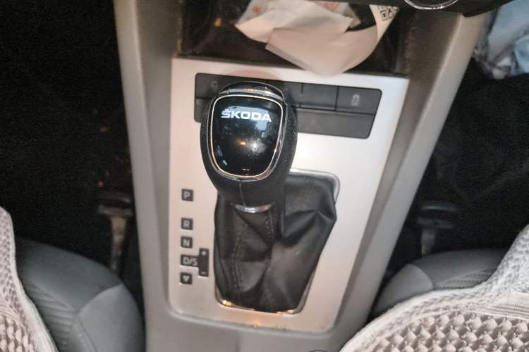 Used Skoda Octavia 2015 1.6L Automatic Yijie Edition Gear Lever