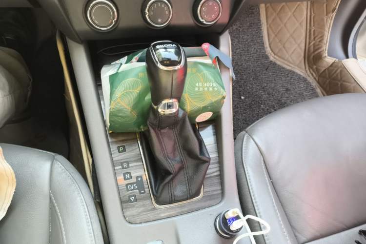 Used Skoda Octavia 2015 1.6L Automatic Yijun Edition Gear Lever