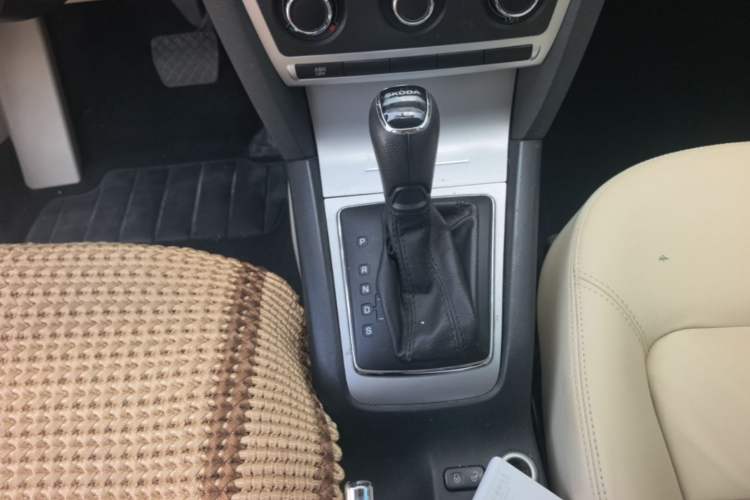 Used Skoda Octavia 2015 Classic Model 1.6L Automatic Yijie Version Gear Lever