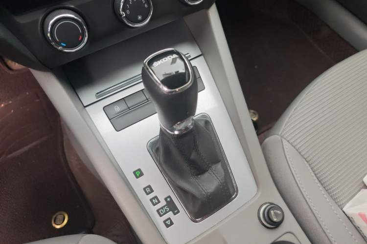 Used Skoda Octavia 2015 1.6L Automatic Yijie Edition Gear Lever